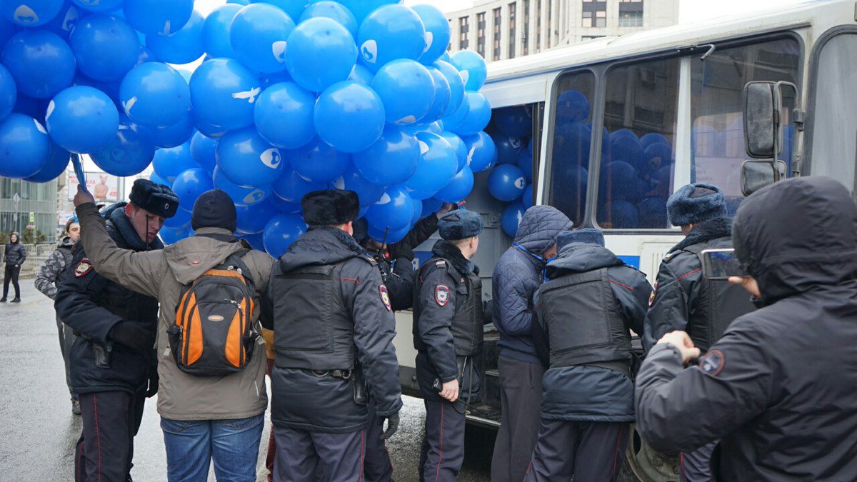 Персональное сми. Полиция задержания с синими шарами. Шарик забрали. Много людей с синими шарами. Шар синий с людьми.